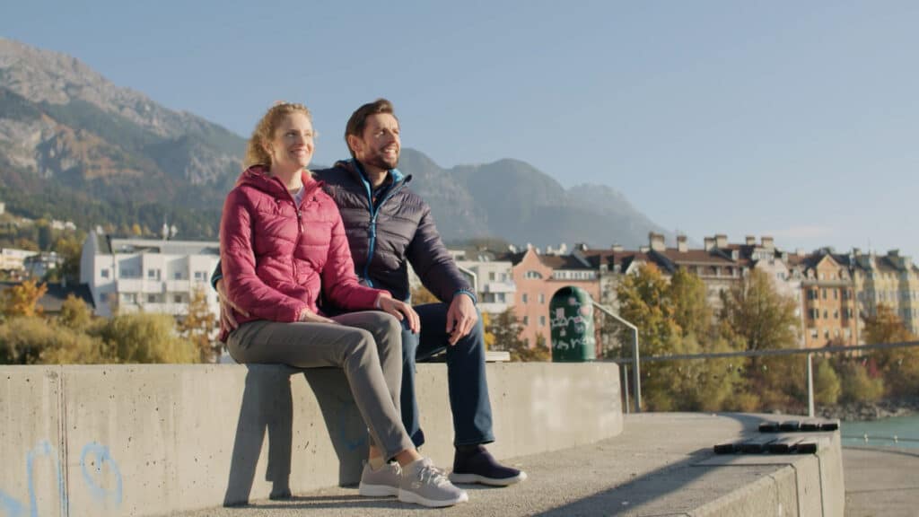 Pärchen sitzend mit Steppjacken