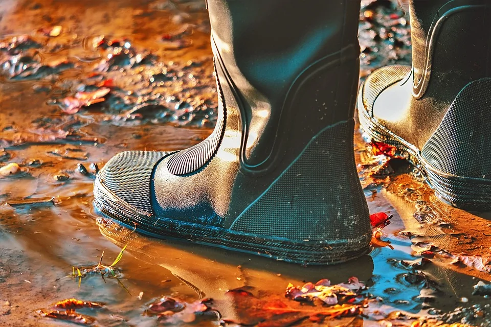 Schuhe im Regenwasser